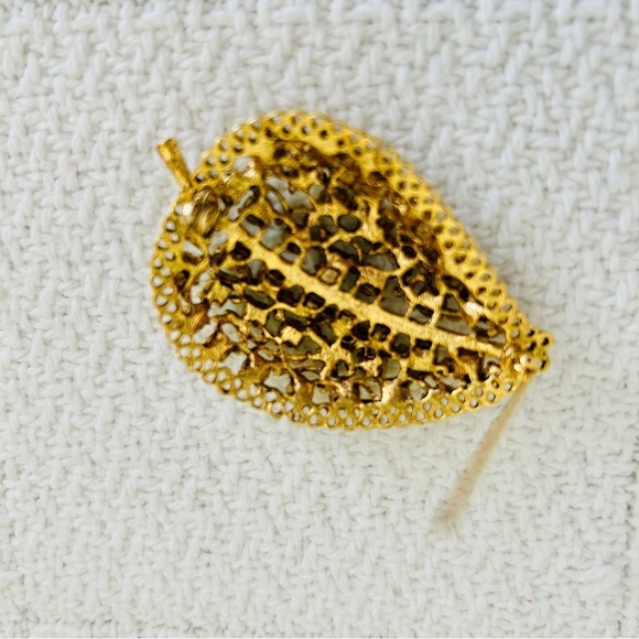 Vintage Leaf Brooch Green Emerald Glass Rhinestone Leaves Pin Goldtone Filigree - Picture 11 of 12